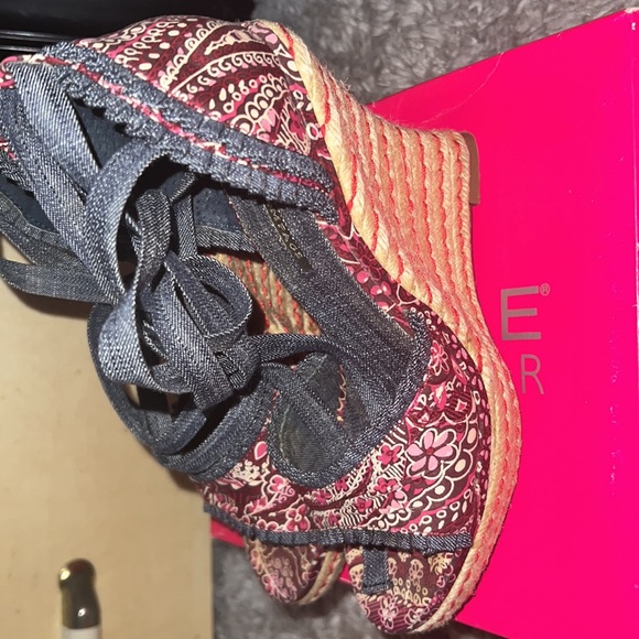 Chunky paisley denim red pink lace up never worn with box - Picture 2 of 3